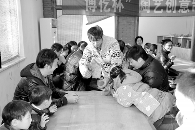 [崇明]县广播电视台团员青年与留守学生大手牵