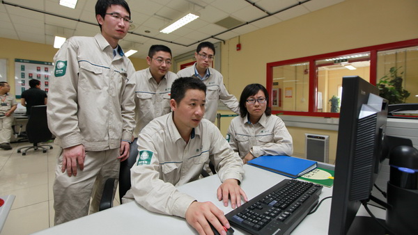 劳动铸就辉煌 创新成就未来