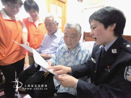 杨浦区舒兰居委会社区党员民警高云兰:服务群