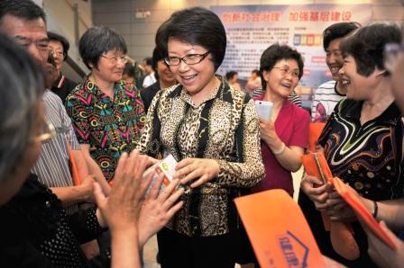 [市卫生局]翁铁慧向市民代表发放2015年健康