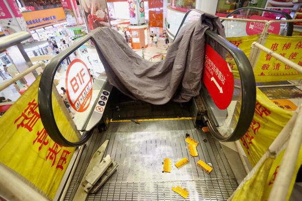 龙之梦再现电梯惊魂 保洁工小腿截肢--劳动报