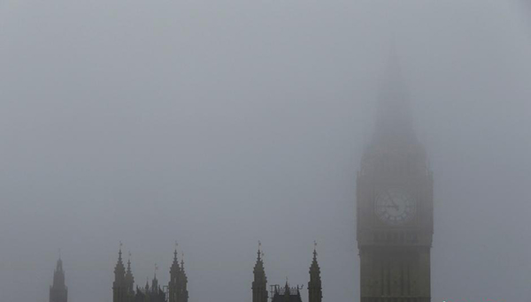 英国伦敦出现大雾天气 地标建筑若隐若现--劳动