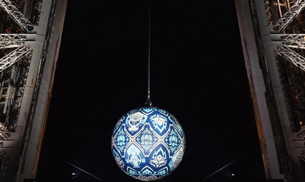 巴黎铁塔悬挂地球危机大圆球--劳动报