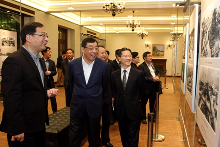 马培华在中共徐汇区委书记莫负春,区政协主席韦源陪同下参观"徐汇区