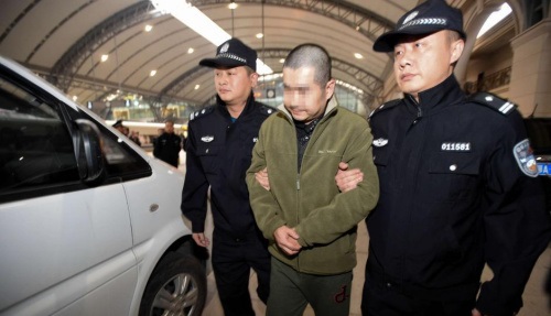 百名红通外逃_中国裸官外逃人均(3)