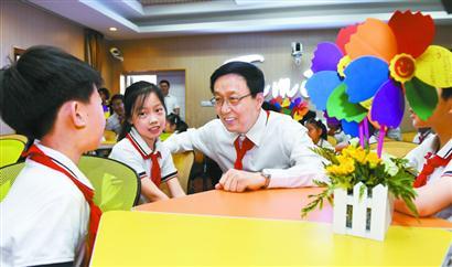 东方网-韩正参加庆六一主题活动 向全市少年