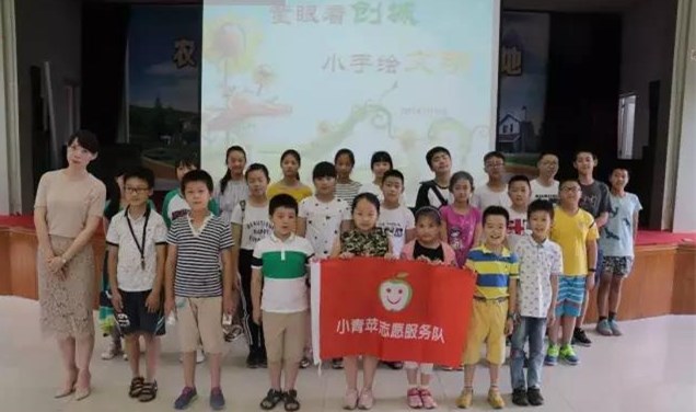 进行袖子后,"小青苹"们第一时间撸起初中,在仪式下授旗了第一次志愿招生稿宣传小升高温图片
