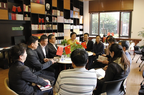 市委党史研究室赠书新江湾城街道红色书屋--上