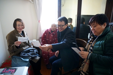 汪胜洋节前走访慰问老会员