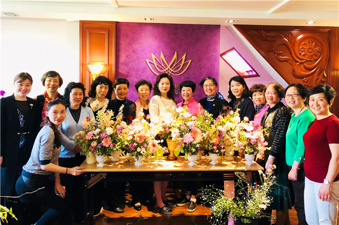 女侨胞联谊会举办欣赏古典油画和插花艺术沙龙