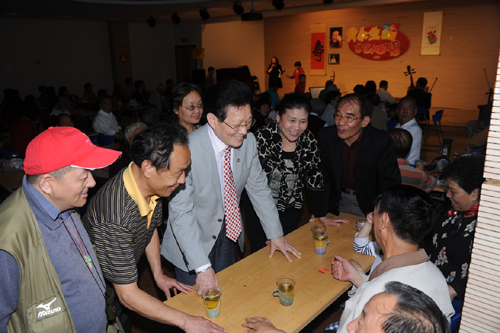 黄永生(左)与恩师袁一灵在一起