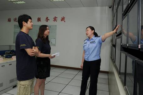 虹口分局:四川北路派出所社区民警邹克耀向新闻晨报记者王亦菲介绍