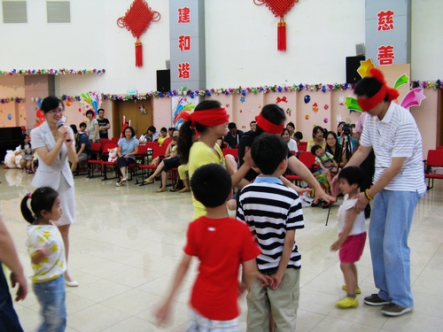 上海市儿童福利院举行爱·心飞扬七夕爱心活动